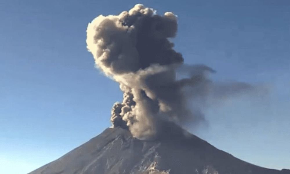 Aerolíneas cancelan vuelos en el AICM por actividad del volcán Popocatépetl