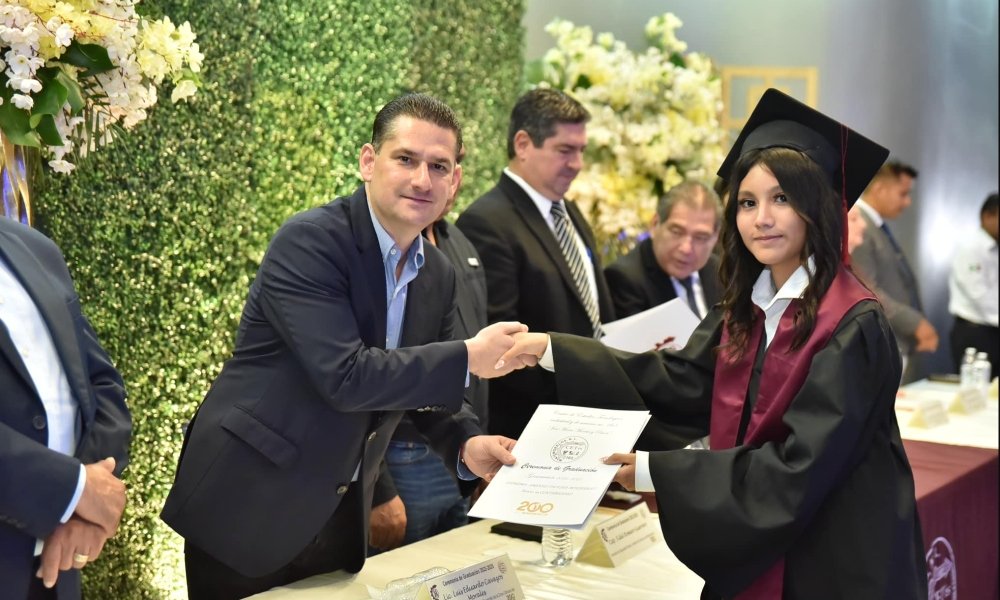 Escuelas de Allende invitan a Luis Cavazos como padrino de generación