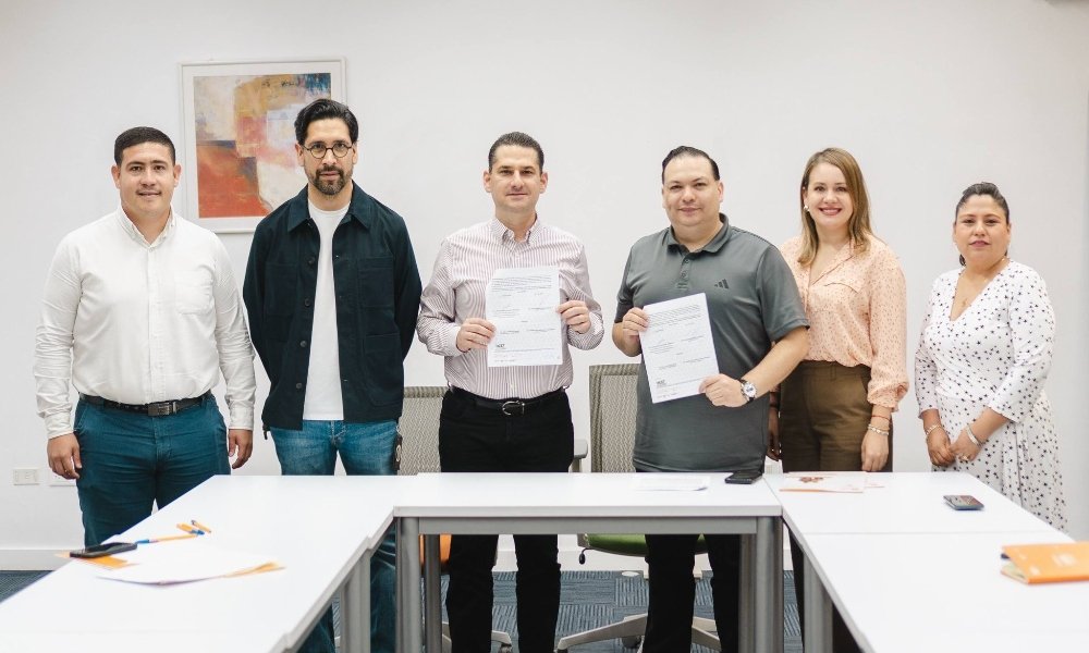 Director de Fidecitrus firma convenio con ICET Nuevo León