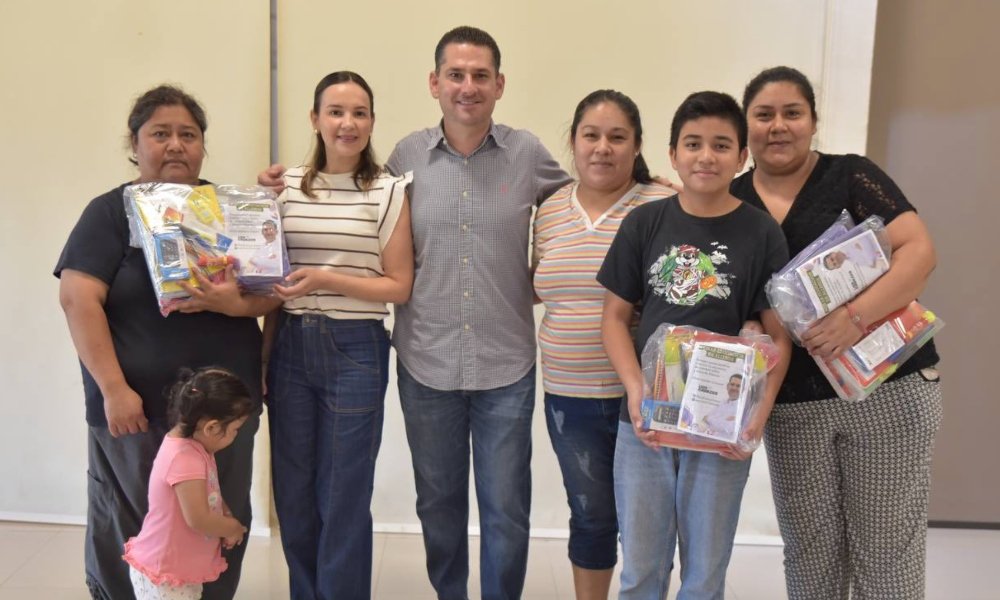 Luis Cavazos entrega más de 1,000 kits de útiles escolares