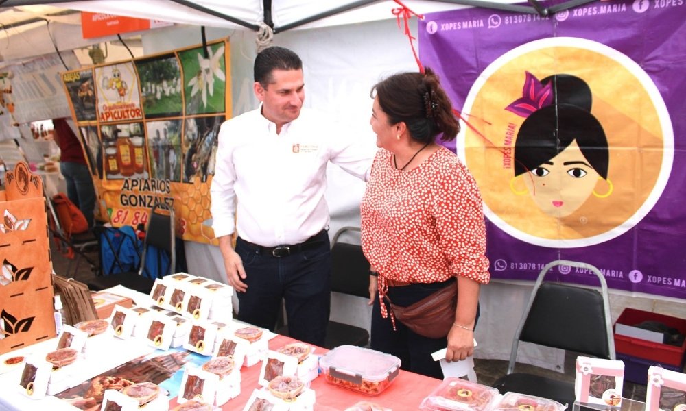 Luis Cavazos promueve a emprendedoras de la región en la Agroferia Regional 2025