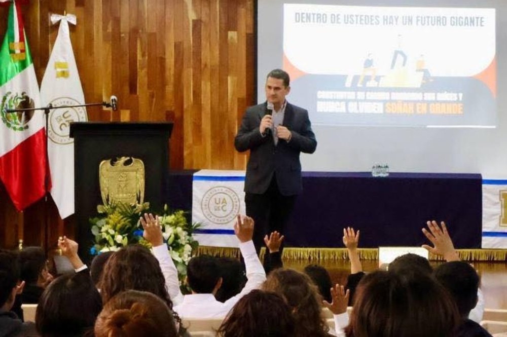 Luis Cavazos comparte con jóvenes su experiencia en emprendimiento