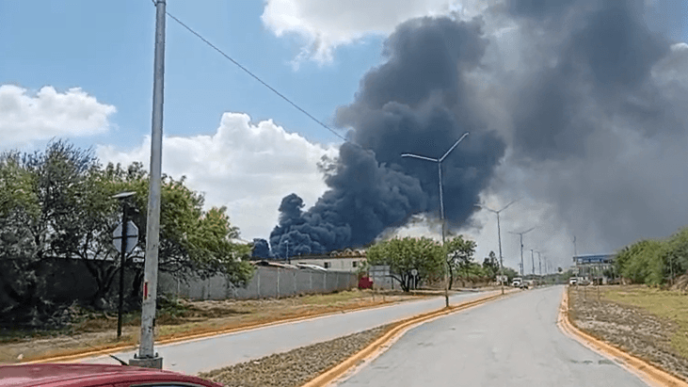 Desalojo preventivo tras incendio en aceitera de Zuazua
