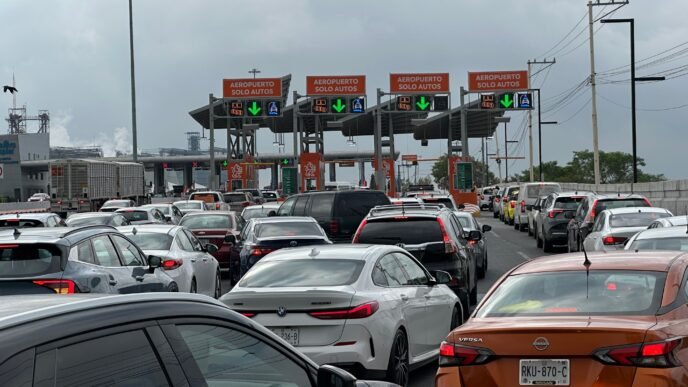 Largas filas en Aeropuerto de Monterrey tras reactivar cobro de peaje