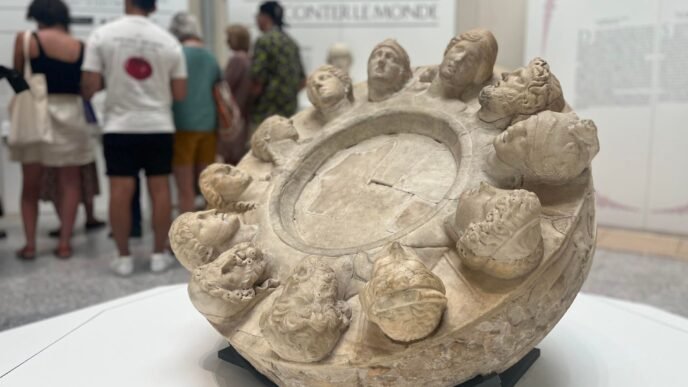 Bayona y la exploración de mitologías en un ‘pequeño Louvre’