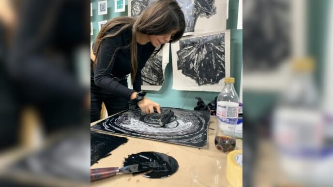 Gal transforma bibliotecas marginadas con muralismo literario y arte visual
