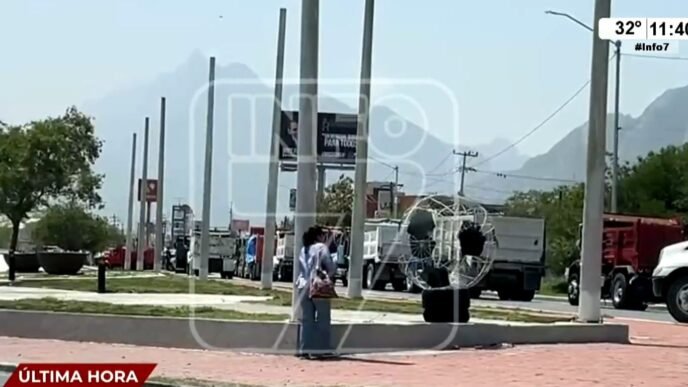 Transportistas bloquean carretera a Saltillo en Santa Catarina por conflictos con autoridades