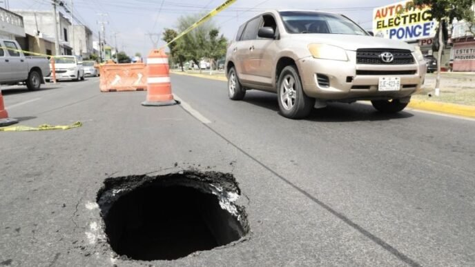 Reparación del socavón en avenida Agualeguas en Escobedo