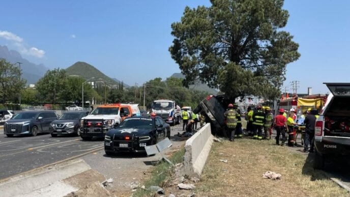Conductor involucrado en accidente de carretera continúa detenido