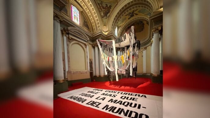 Un arete en el ombligo explora indumentaria y contracultura en el Ex Teresa