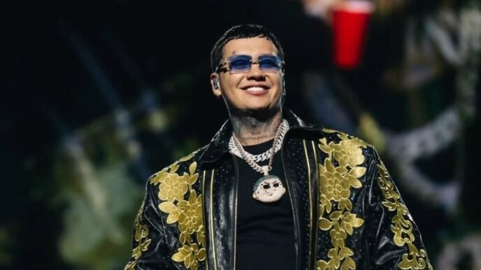 Blessd rinde homenaje a Juan Gabriel en emocionante concierto en México