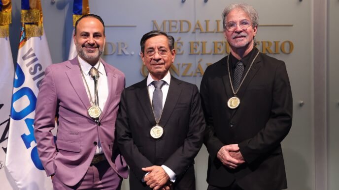 La UANL reconoce a médicos con la Medalla José Eleuterio González