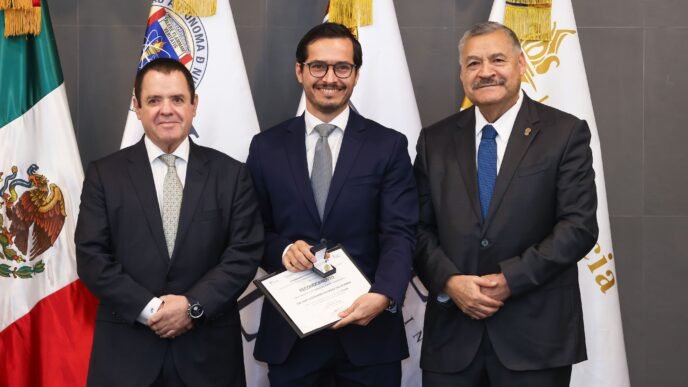 UANL honra a académicos con hasta 45 años de trayectoria educativa