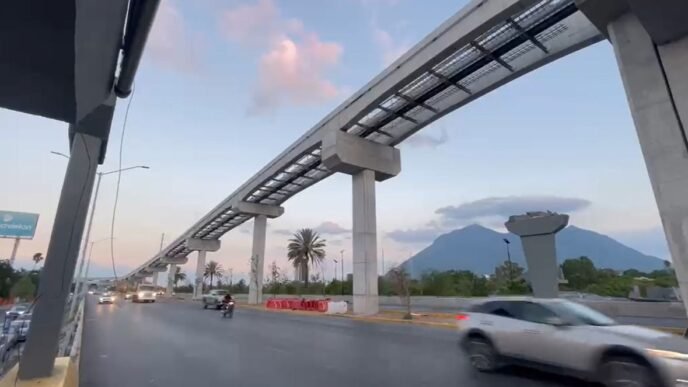 Avenida Constitución reabierta tras caídas de puente peatonal en Monterrey