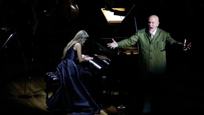 John Malkovich deslumbra con su voz en la sala Nezahualcóyotl